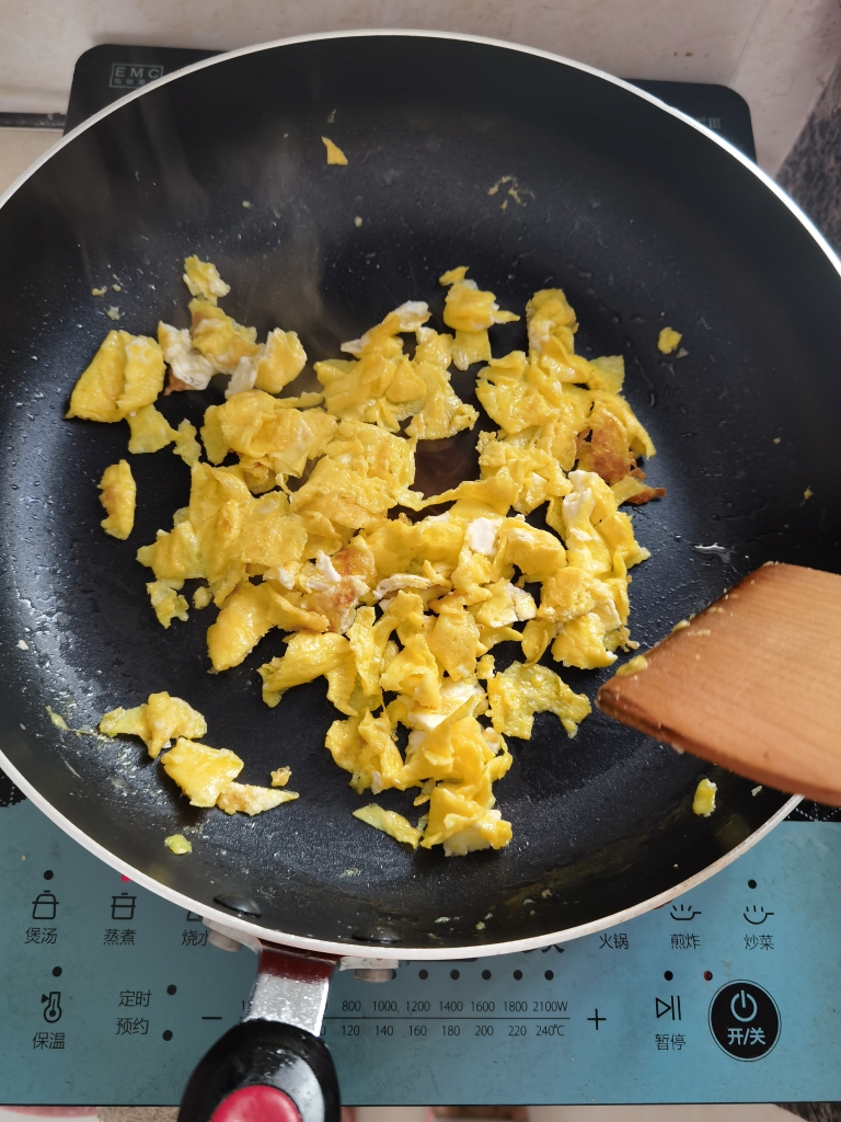 简单易做的下饭菜—胡萝卜豆角煎蛋肉粒的做法 步骤2