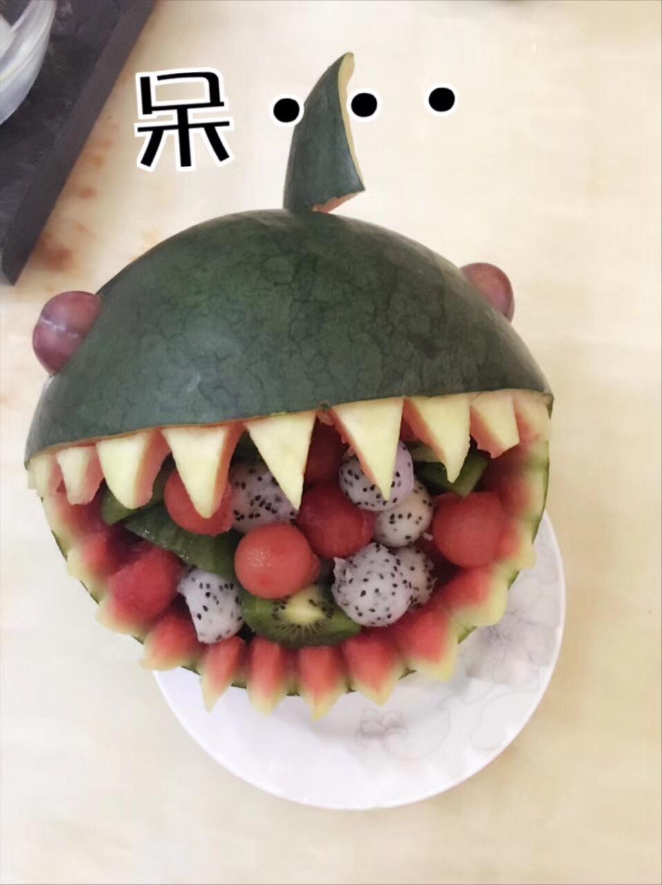超级酷炫的鲨鱼西瓜雕