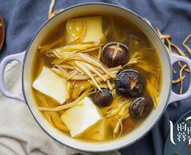 黄花菜香菇豆腐汤的做法