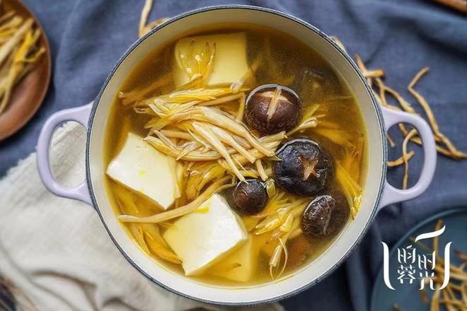 黄花菜香菇豆腐汤的做法