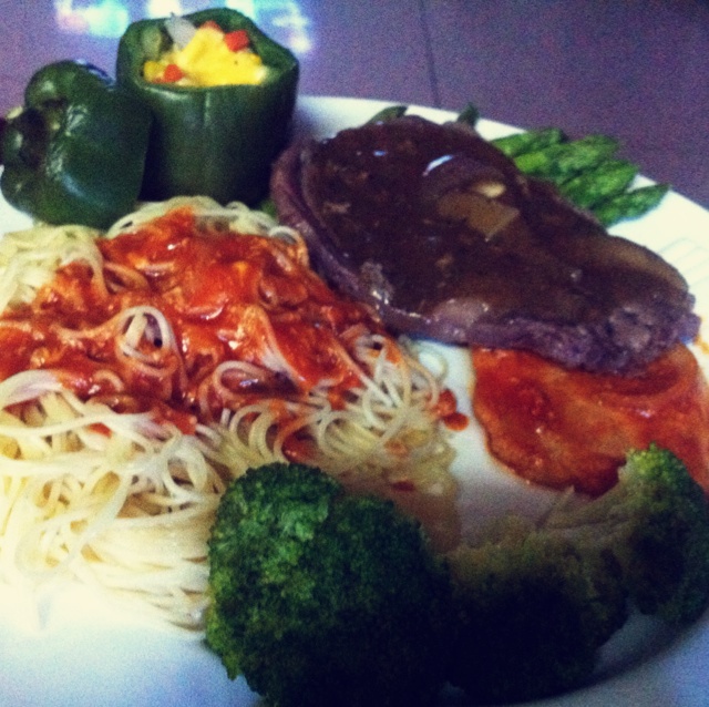 安格斯肉眼牛排陪煎芦笋&罗勒烤土豆&培根芝士蕃茄盅佐红酒黑椒汁