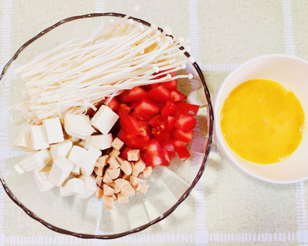 减脂低卡高蛋白番茄金针菇豆腐汤的做法 步骤1
