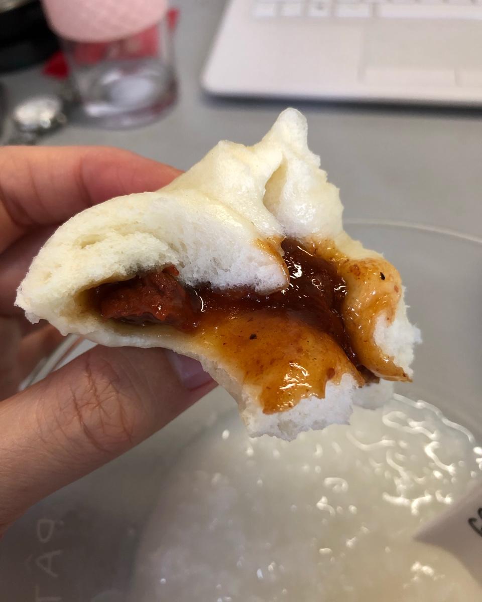 云朵般松软爆浆蜜汁叉烧包