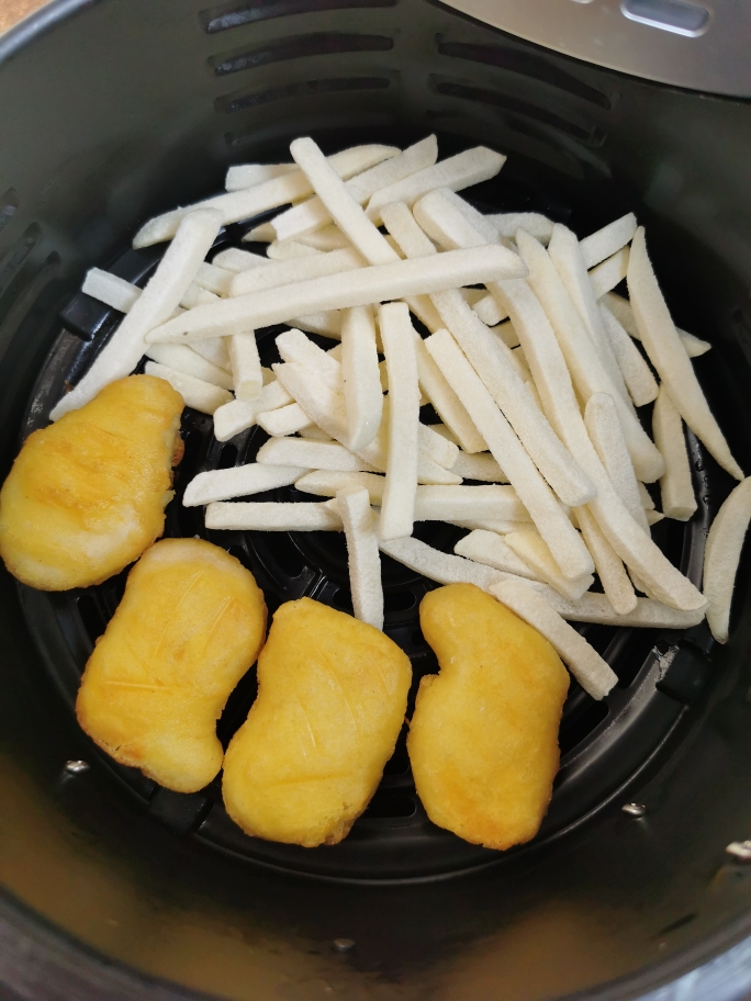 空气炸锅鸡块薯条一锅出（速冻食材版）的做法 步骤3
