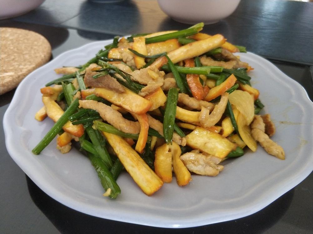 韭菜花炒肉丝