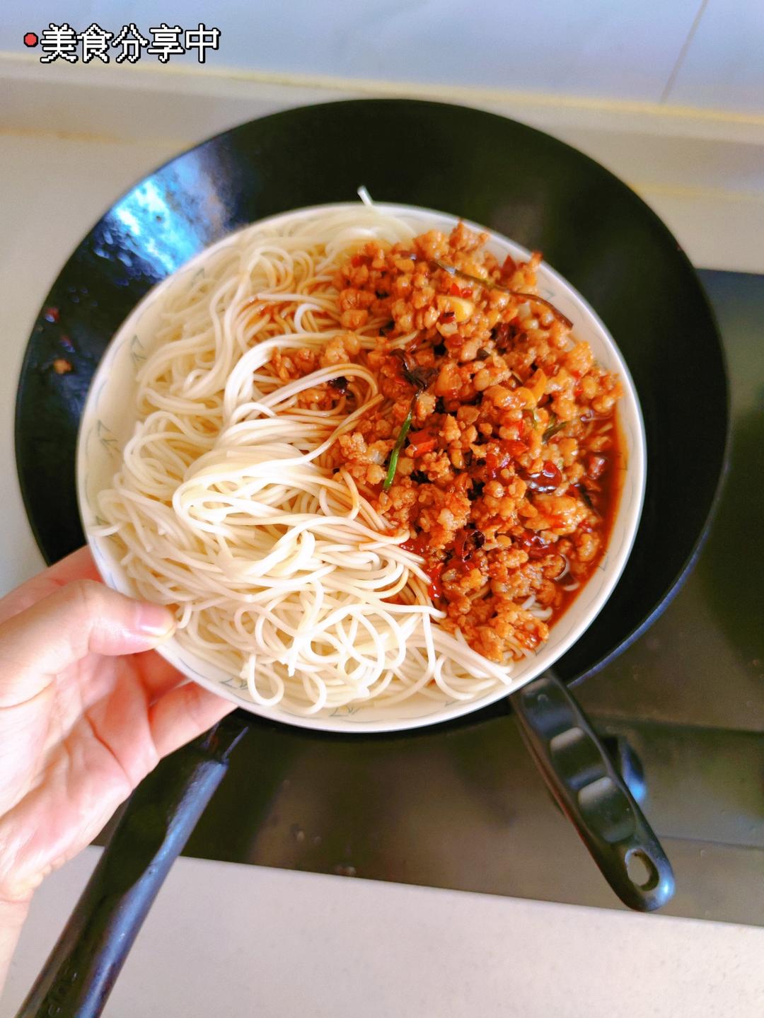 这个肉酱拌面真的超好吃，早餐几分钟完成