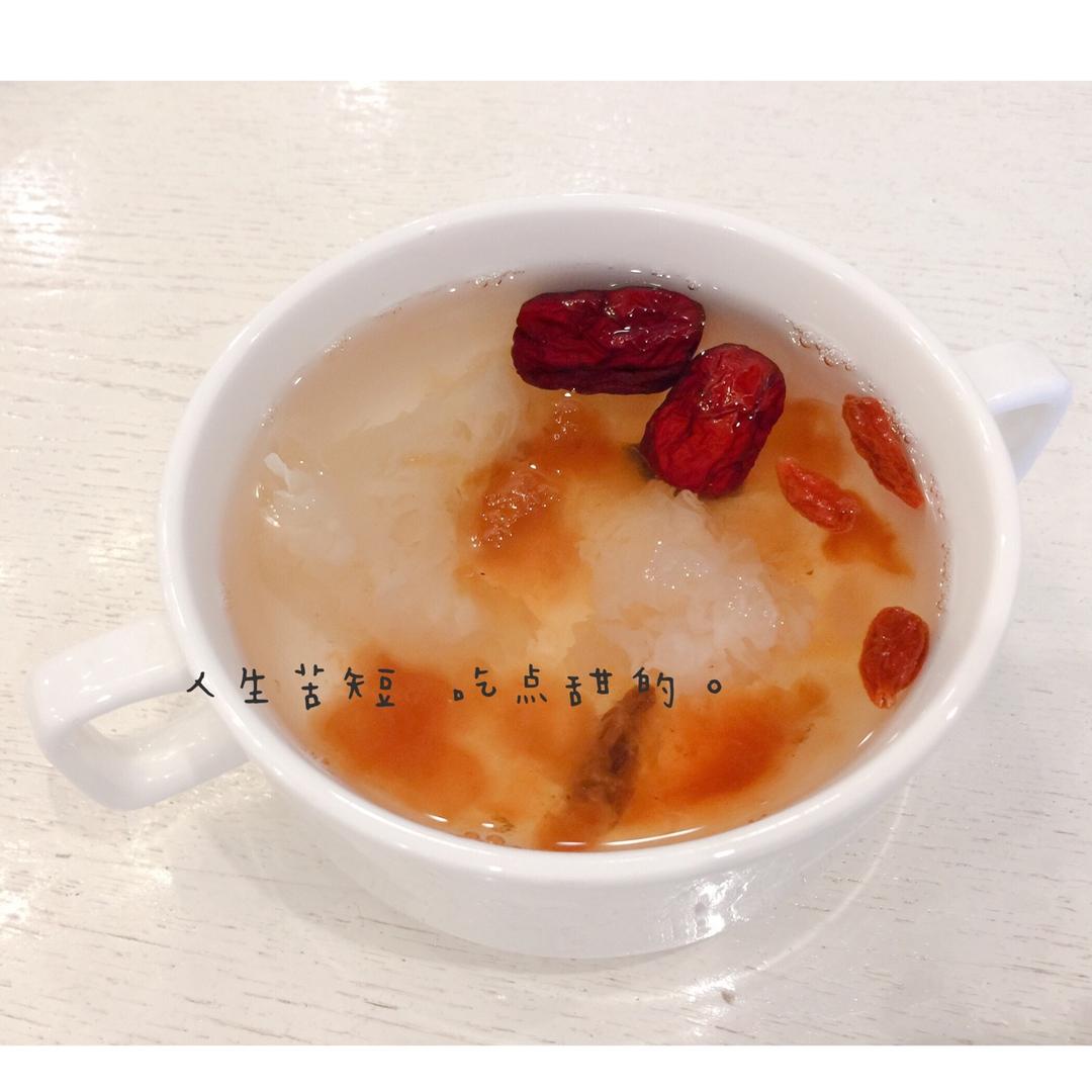 美容润肤 益气补血《桃胶皂角米百合银耳红枣羹》