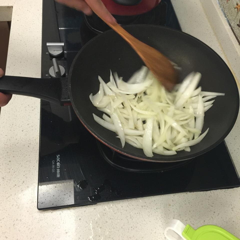 素炒洋葱的做法 步骤2