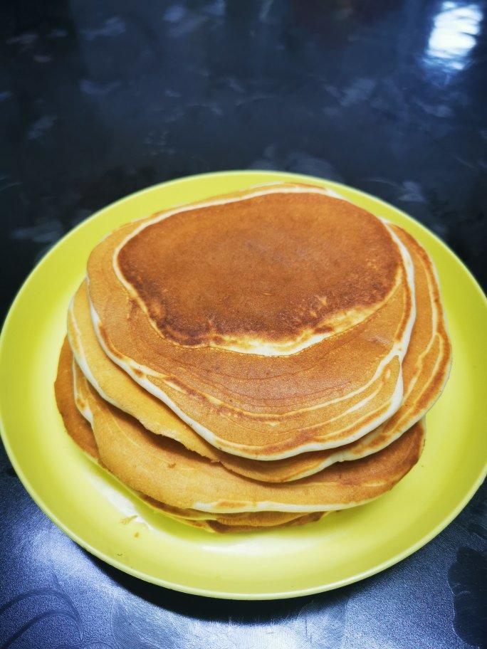 【酸奶松饼yogurt pancake】，搭上黑莓果酱和枫糖的美味。