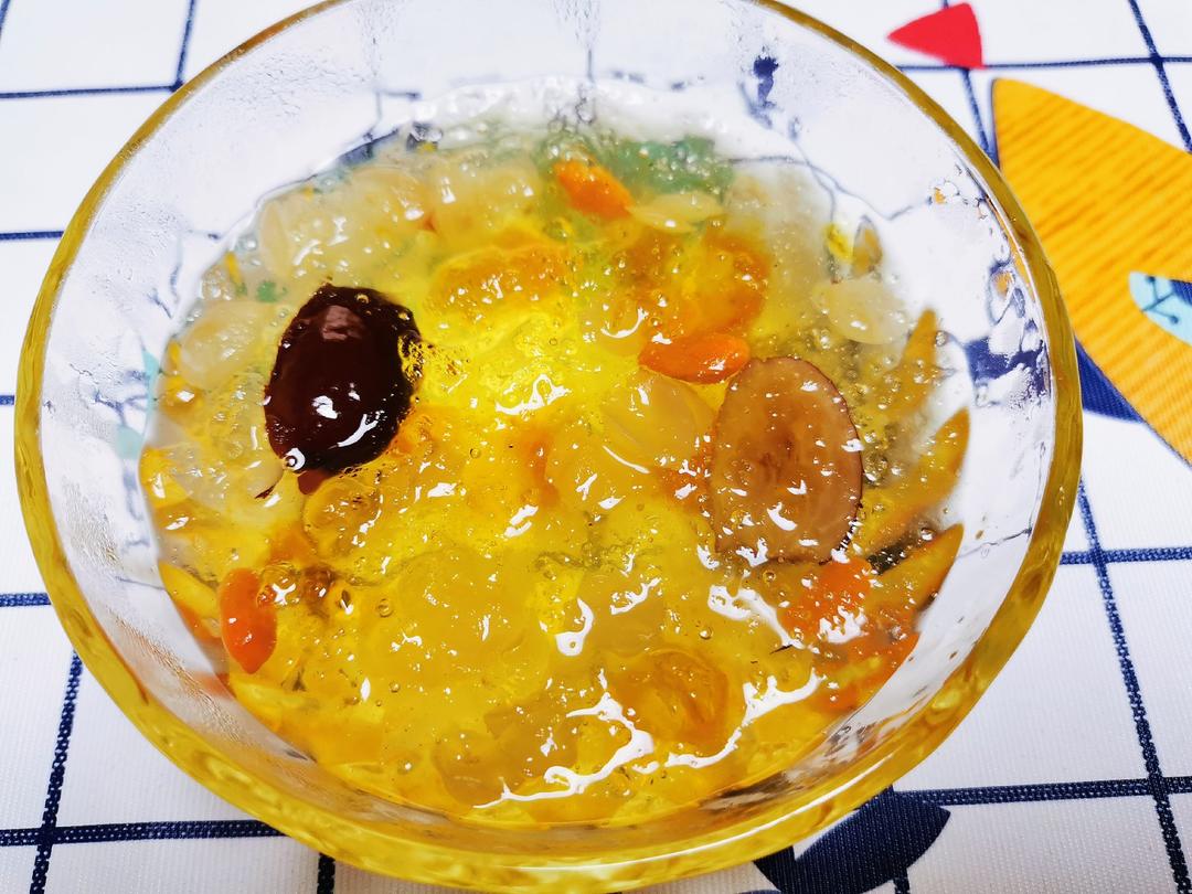 《桃胶皂角米雪燕银耳牛奶羹》据说一碗等于敷30片面膜的功效