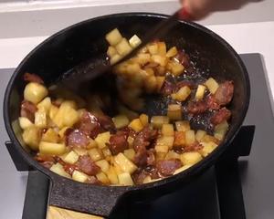 土豆腊肠焖饭的做法 步骤2