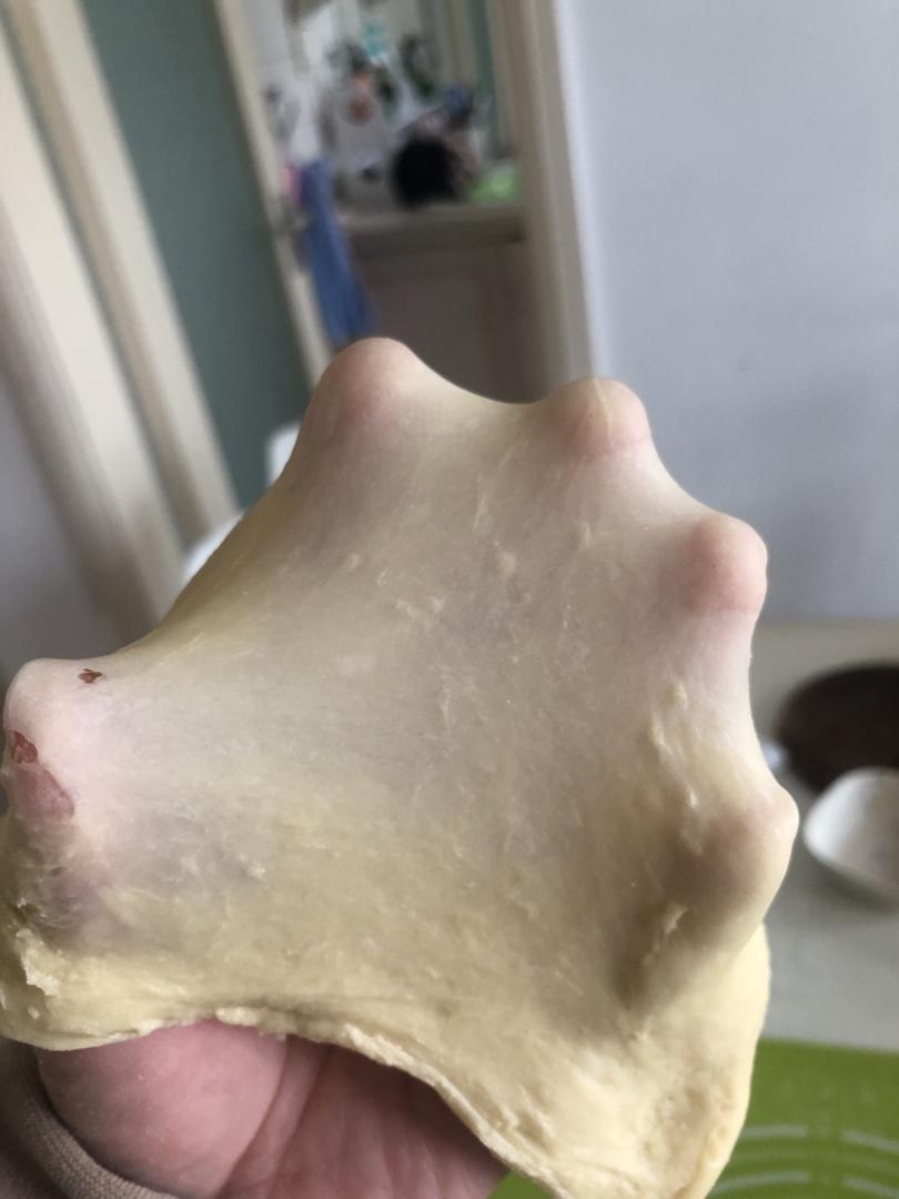手揉面做面包，揉出手套膜