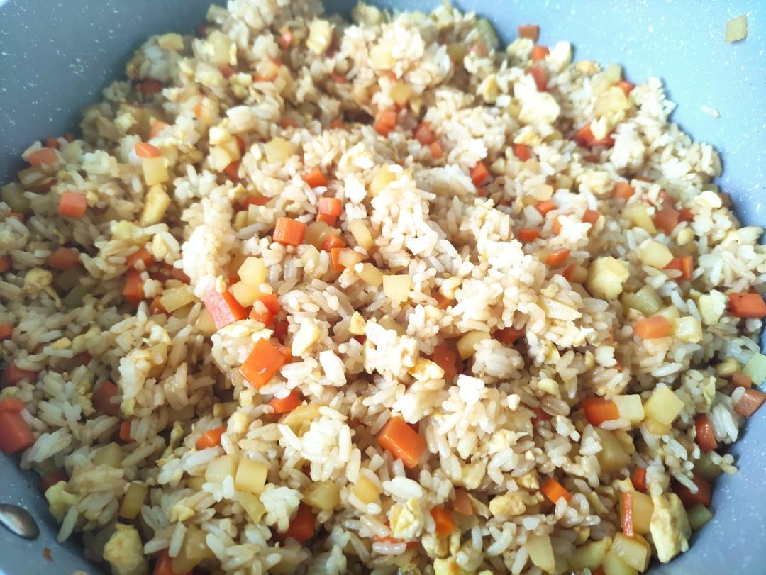 胡萝卜土豆鸡蛋炒饭