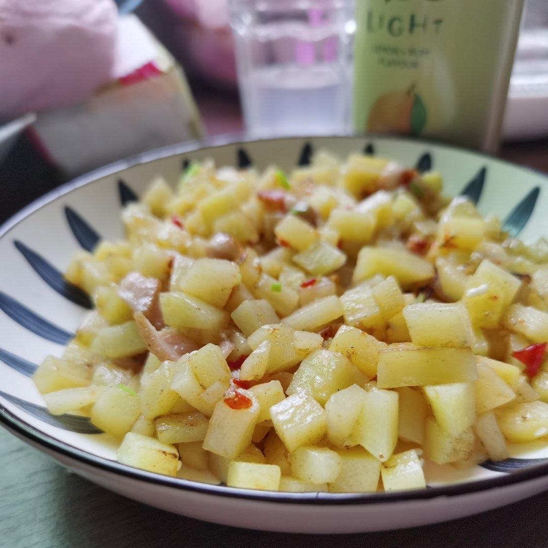 秒杀路边摊的孜然火腿土豆丁，闻着馋吃着香，米饭都要遭殃