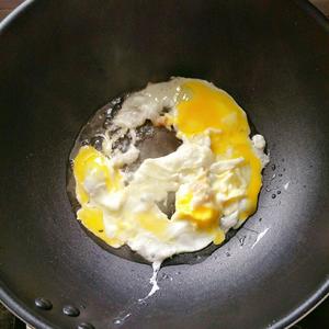 包菜香肠蛋炒饭的做法 步骤3