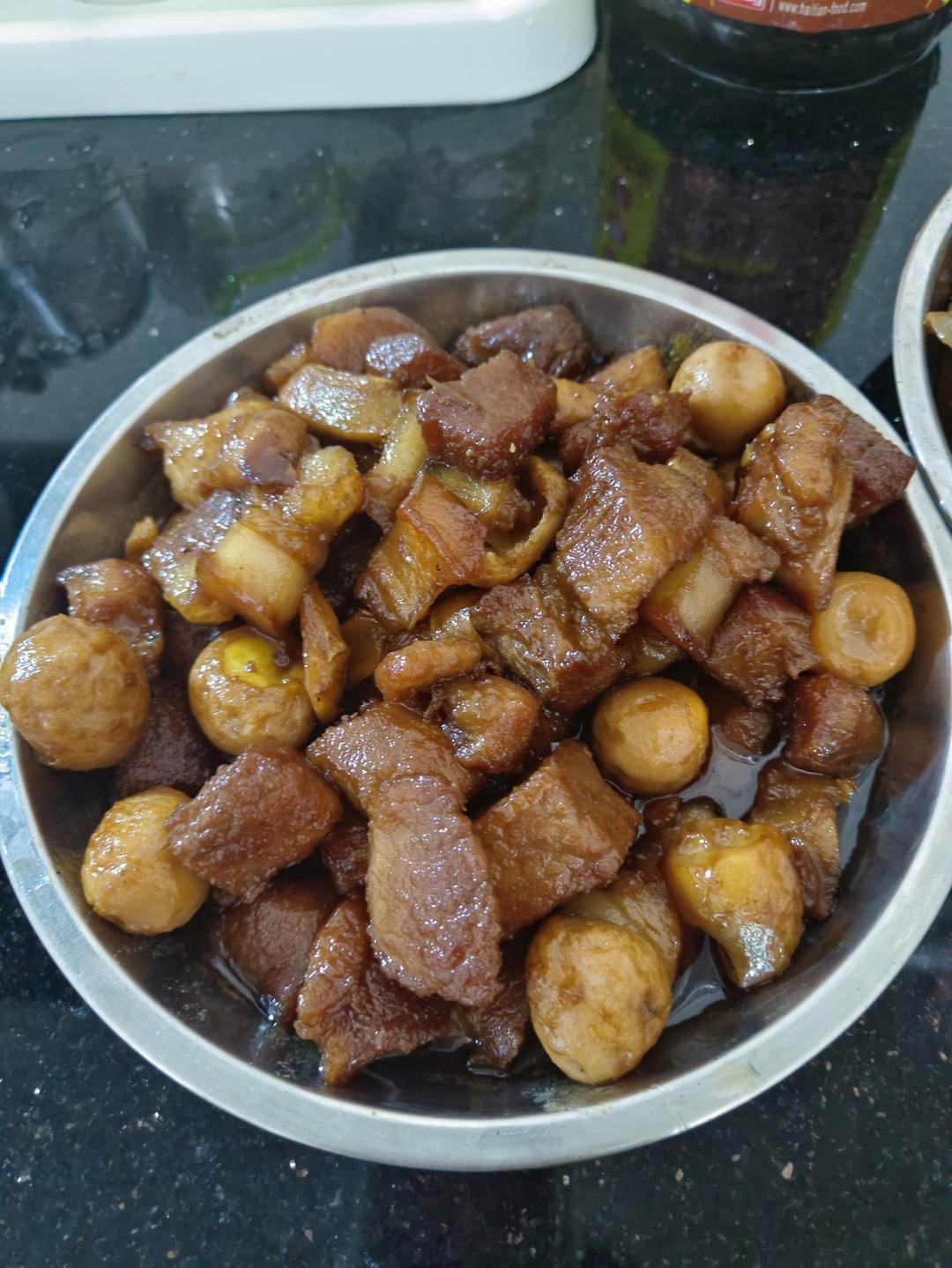 红烧肉炖鹌鹑蛋