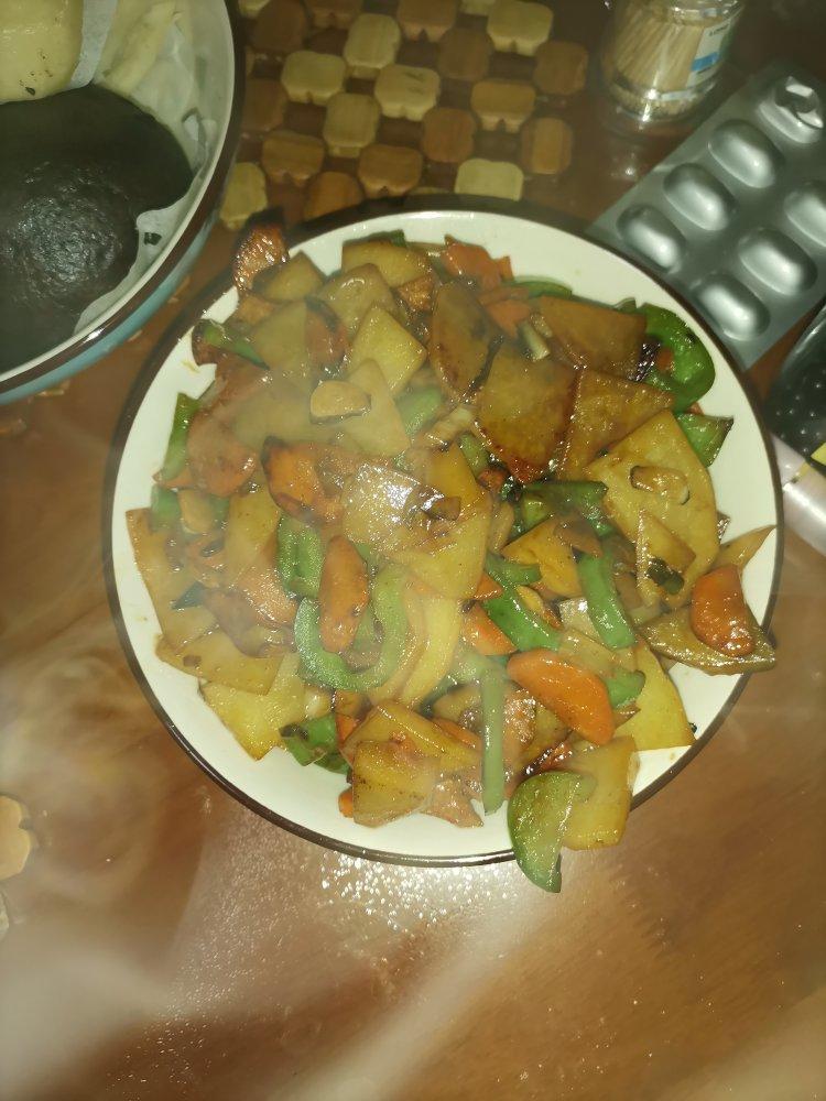 青椒炒土豆胡萝卜片