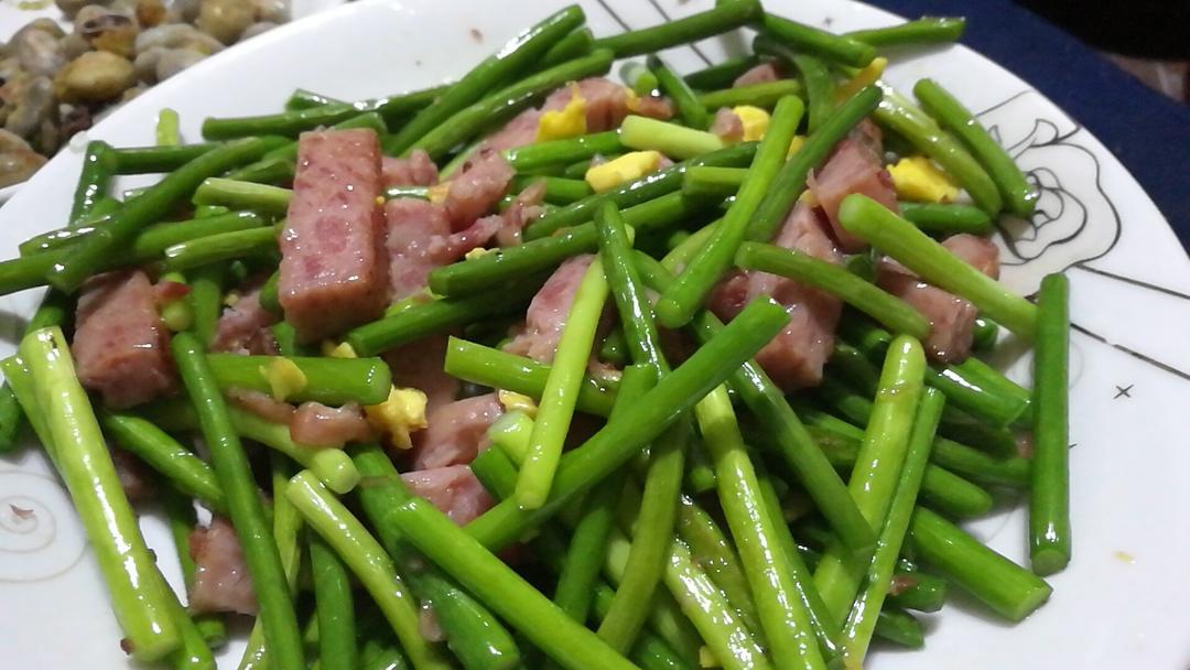 蒜苔午餐肉炒鸡蛋
