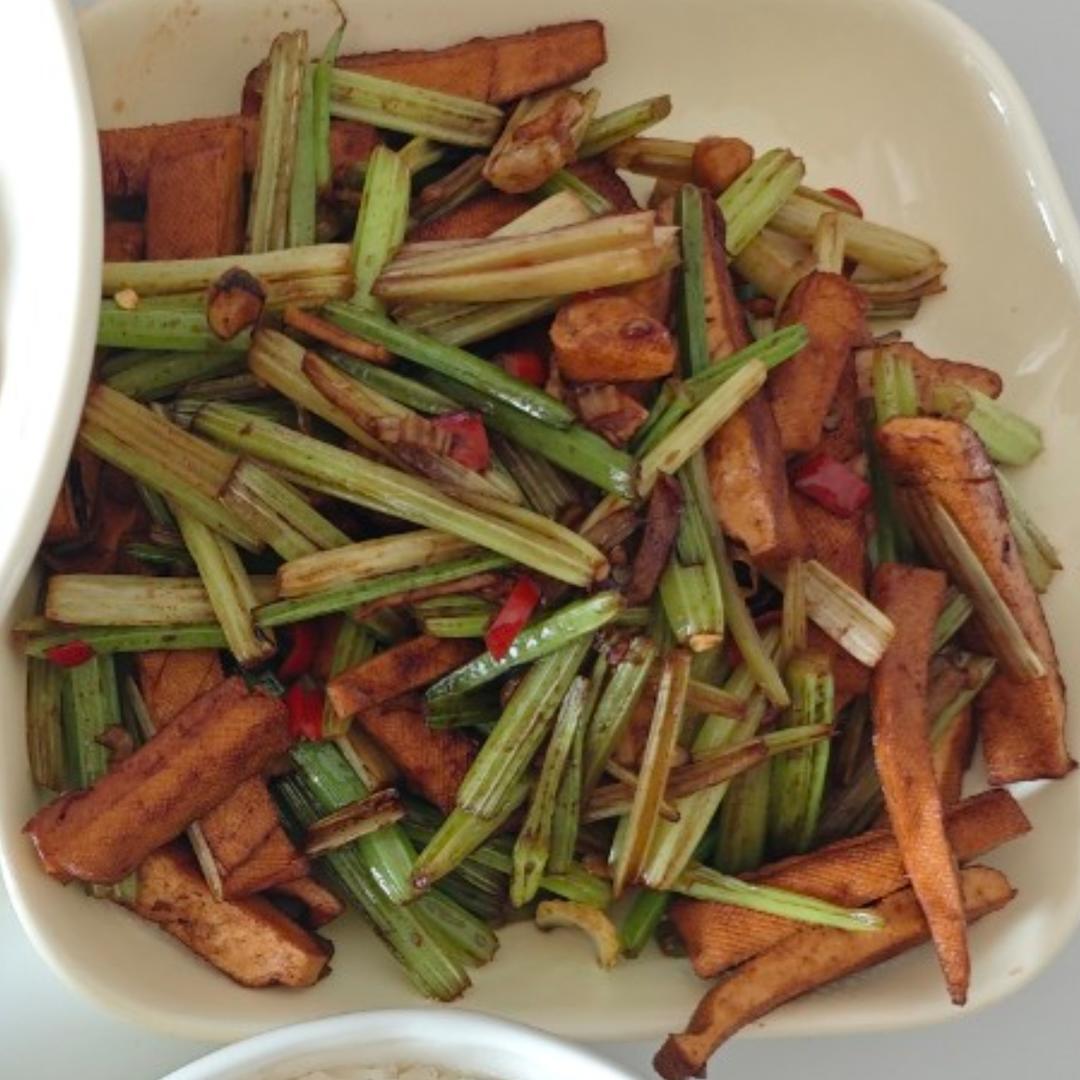 午餐晚餐简单快手下饭菜芹菜炒香干