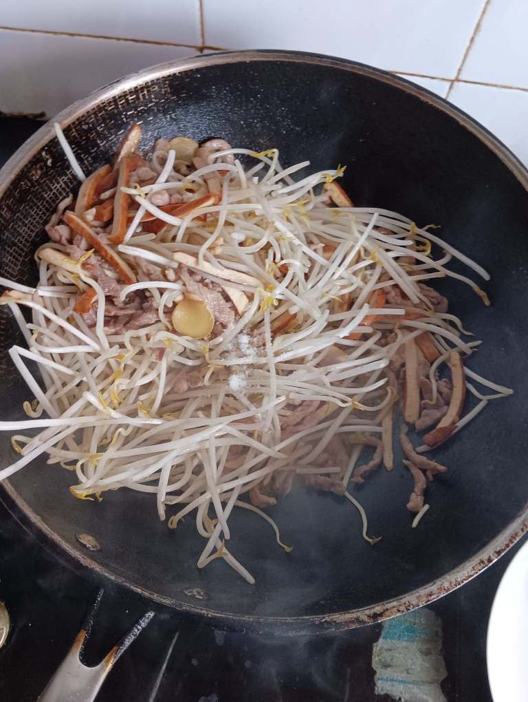 家常菜-豆芽豆干炒肉丝 适合老人孩子的做法 步骤7