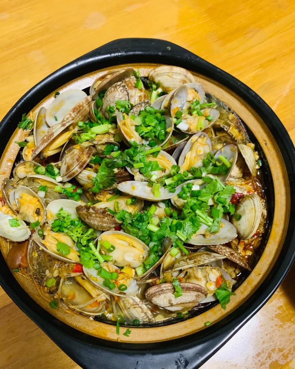 鲜到爆的花甲粉丝煲