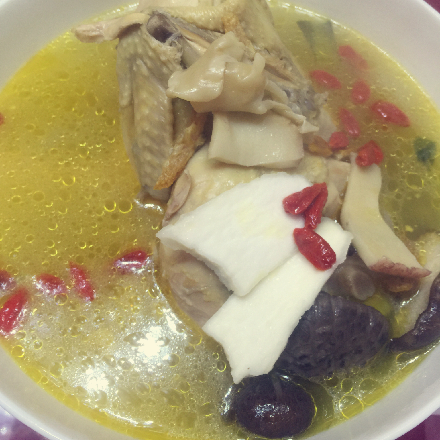 花胶花菇响螺煲鸡汤