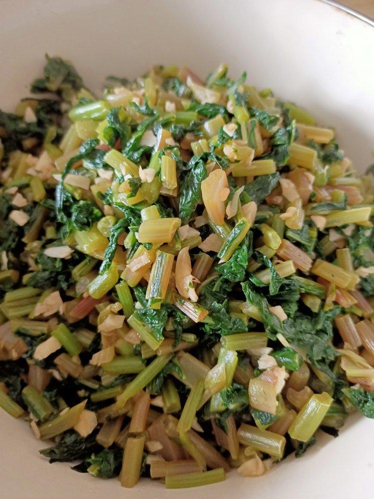 耶律潇潇做的清炒白萝卜叶