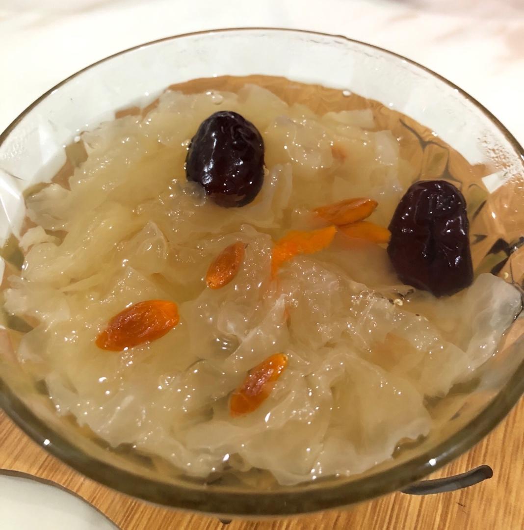 冰糖银耳红枣汤