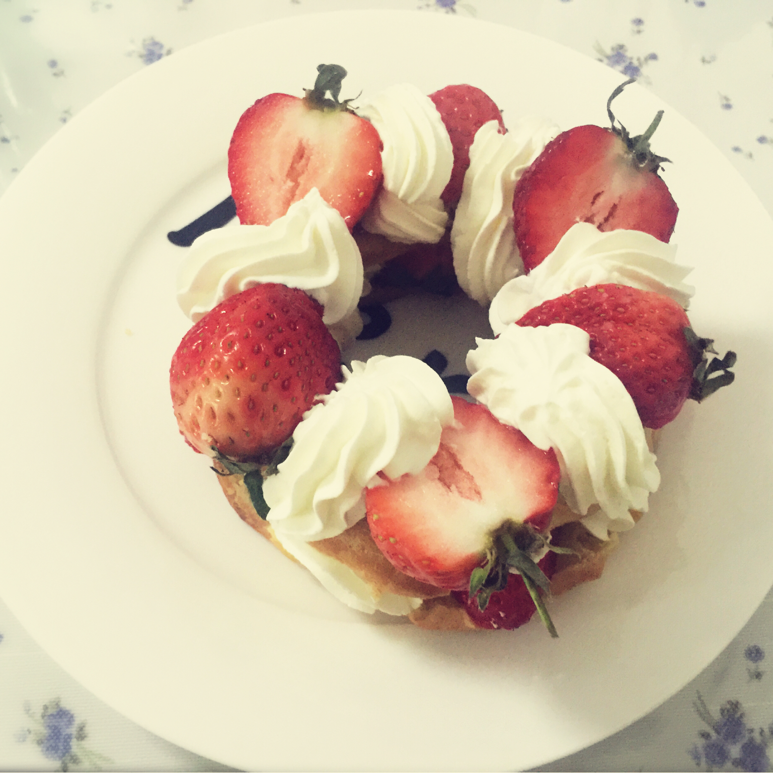 草莓巴黎-布雷斯特泡芙