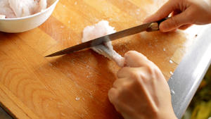 鱼肉做面条 极鲜雪菜黄鱼面的做法 步骤3