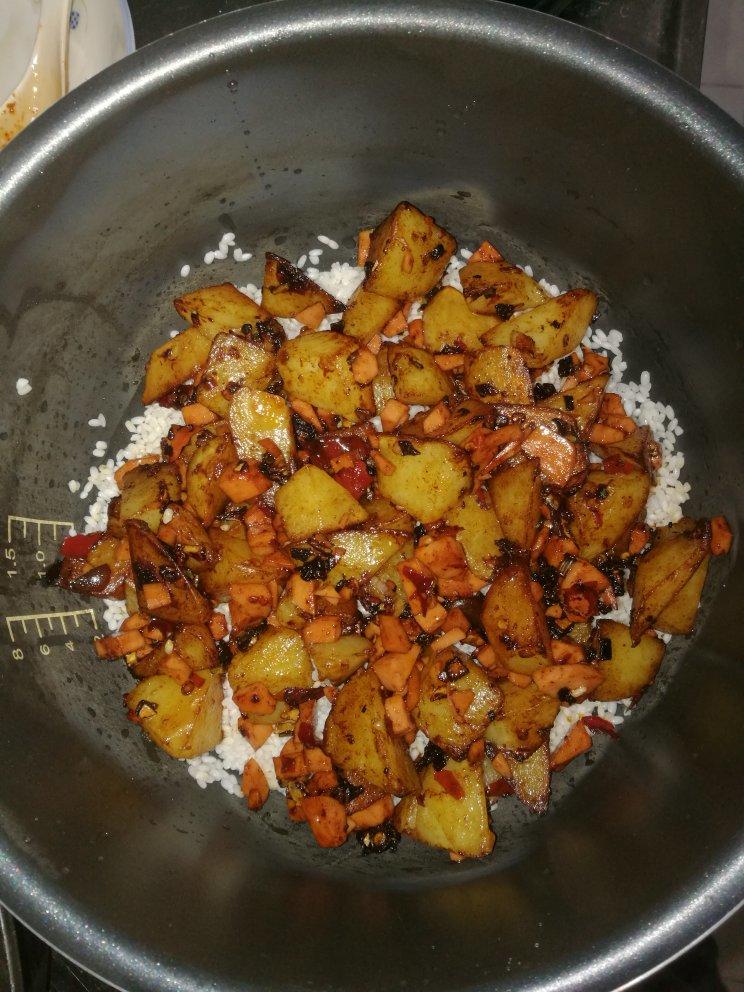【电饭煲土豆火腿焖饭】