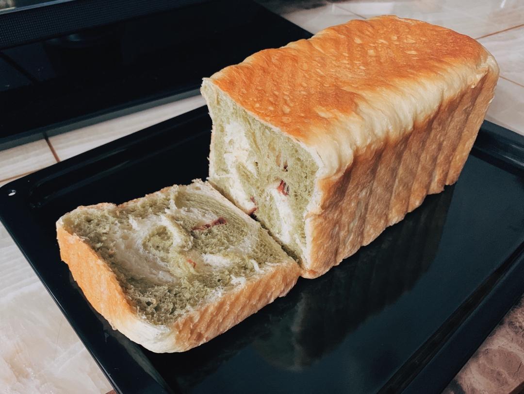 清香柔软的抹茶红豆吐司