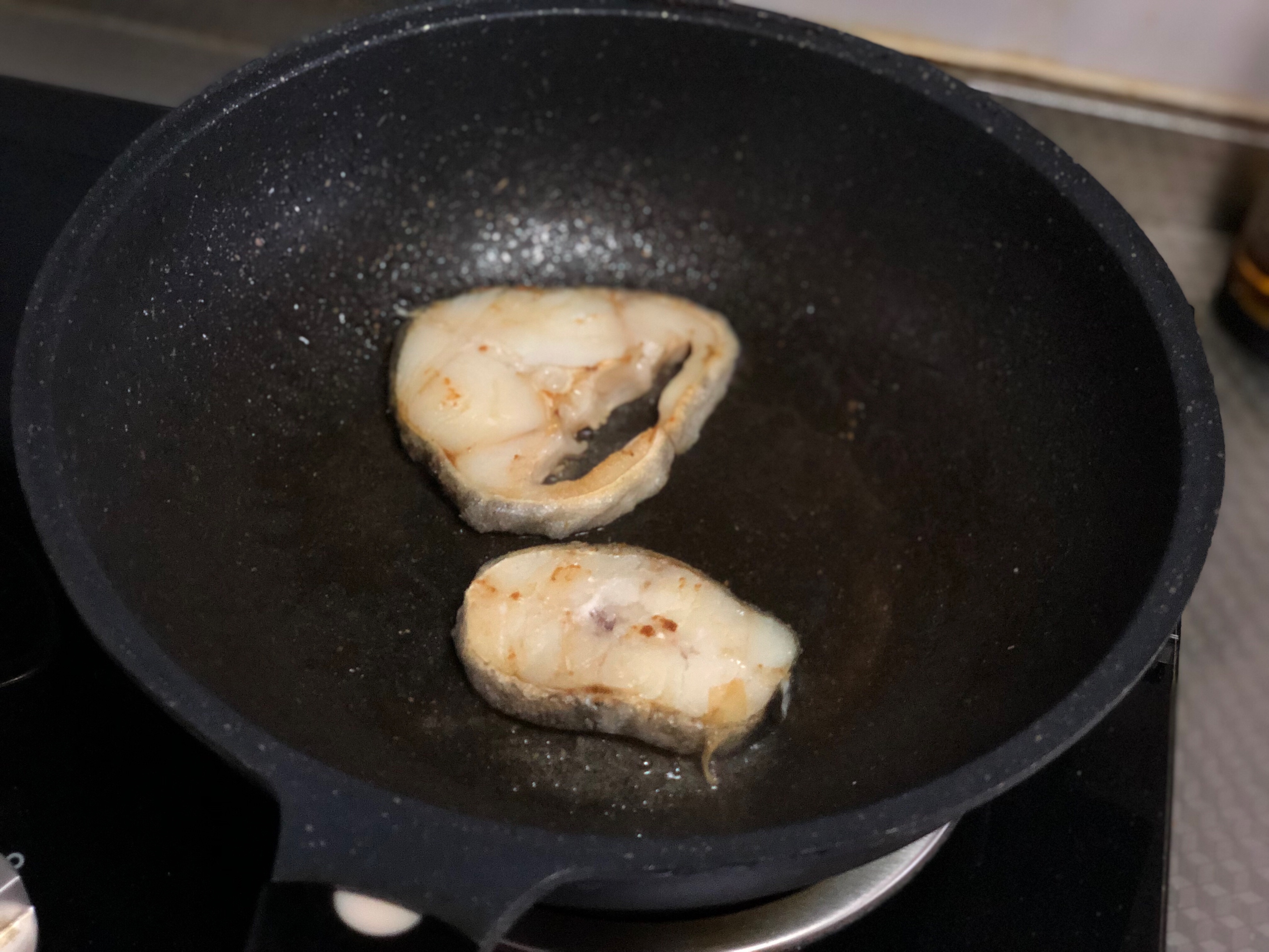 盐煎鳕鱼块，肉质鲜嫩鱼皮焦脆，低油少盐宝宝版的做法 步骤6