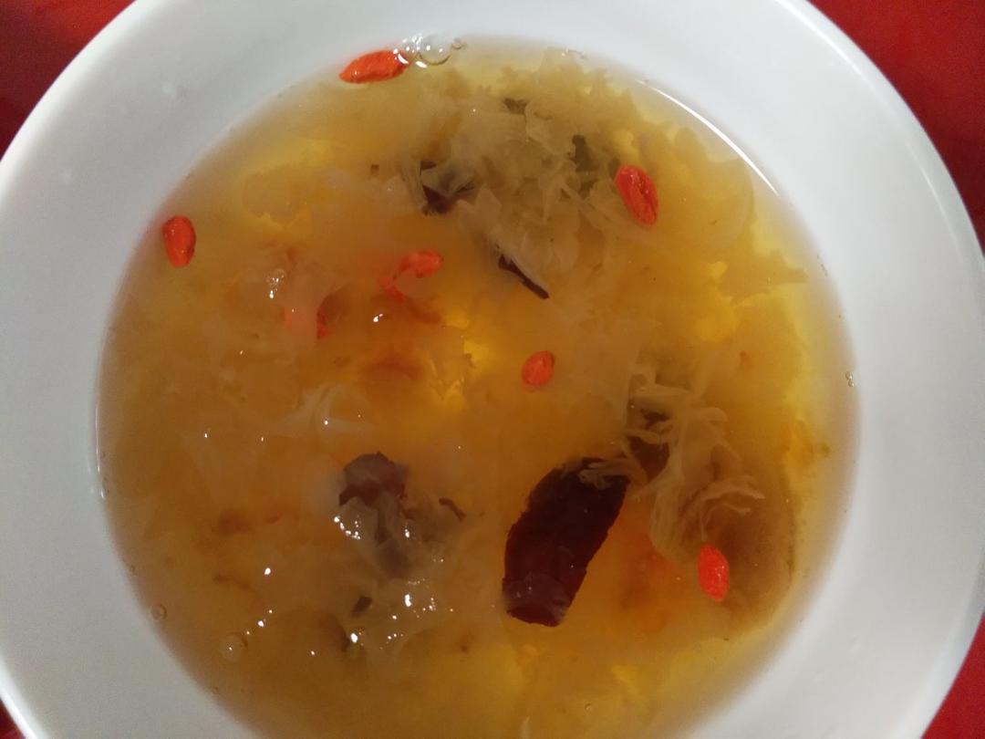 银耳桃胶皂角米雪燕羹