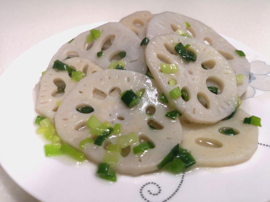 滑炒藕片，超简单的快手菜，生姜炝锅，边炒边点水……