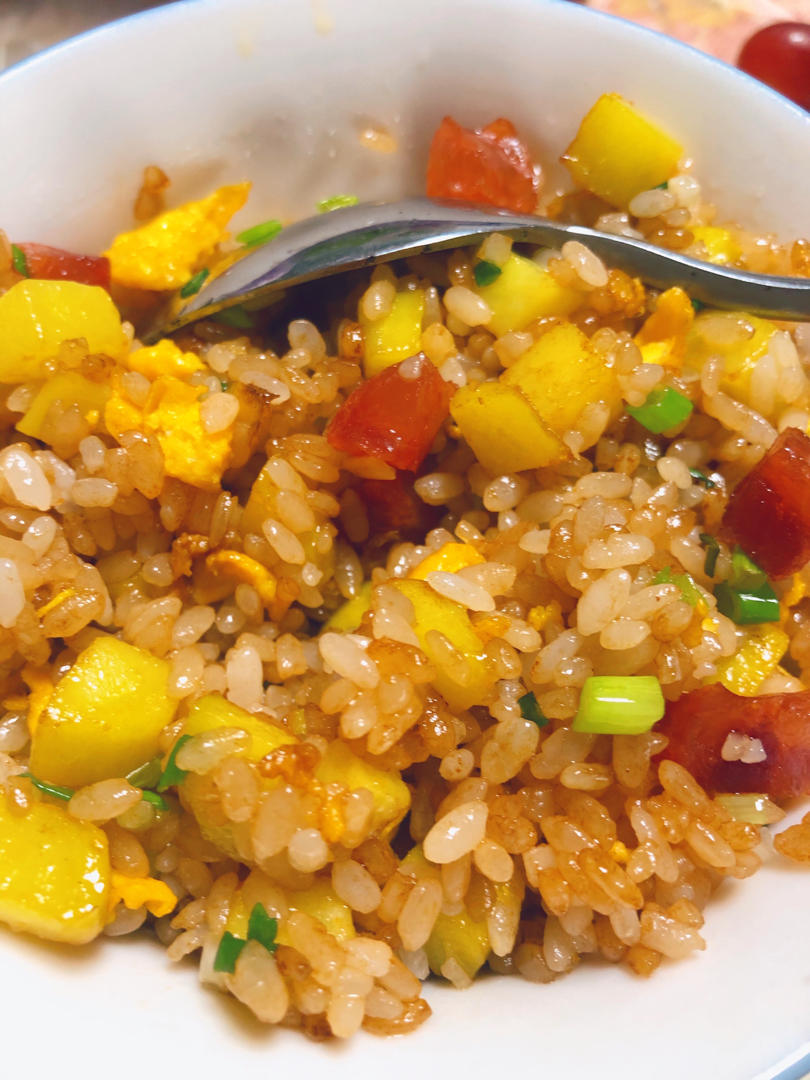 voretta做的邻居抢着来我家吃土豆香肠炒饭,原来这么香!