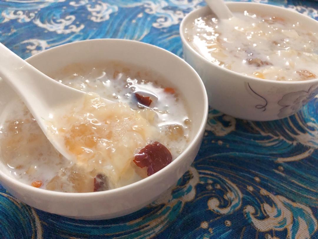 桃胶皂角米炖奶