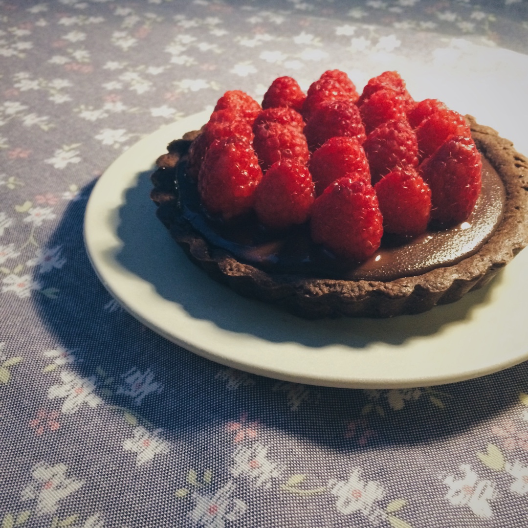 树莓甘纳许巧克力塔