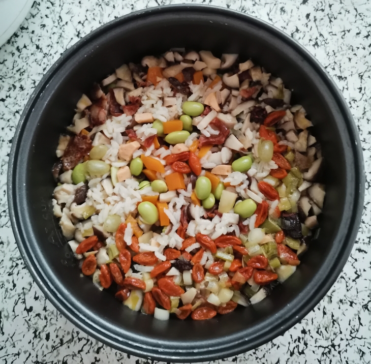 腊肠香菇胡萝卜焖饭的做法