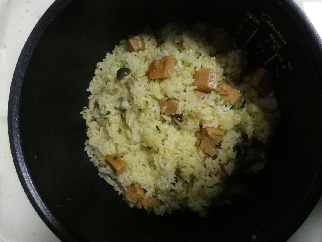 蘑菇午餐肉焖饭