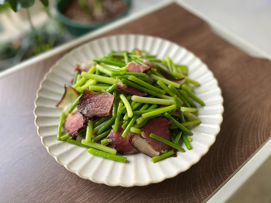 春日美食（蒜苔炒腊肉）的做法