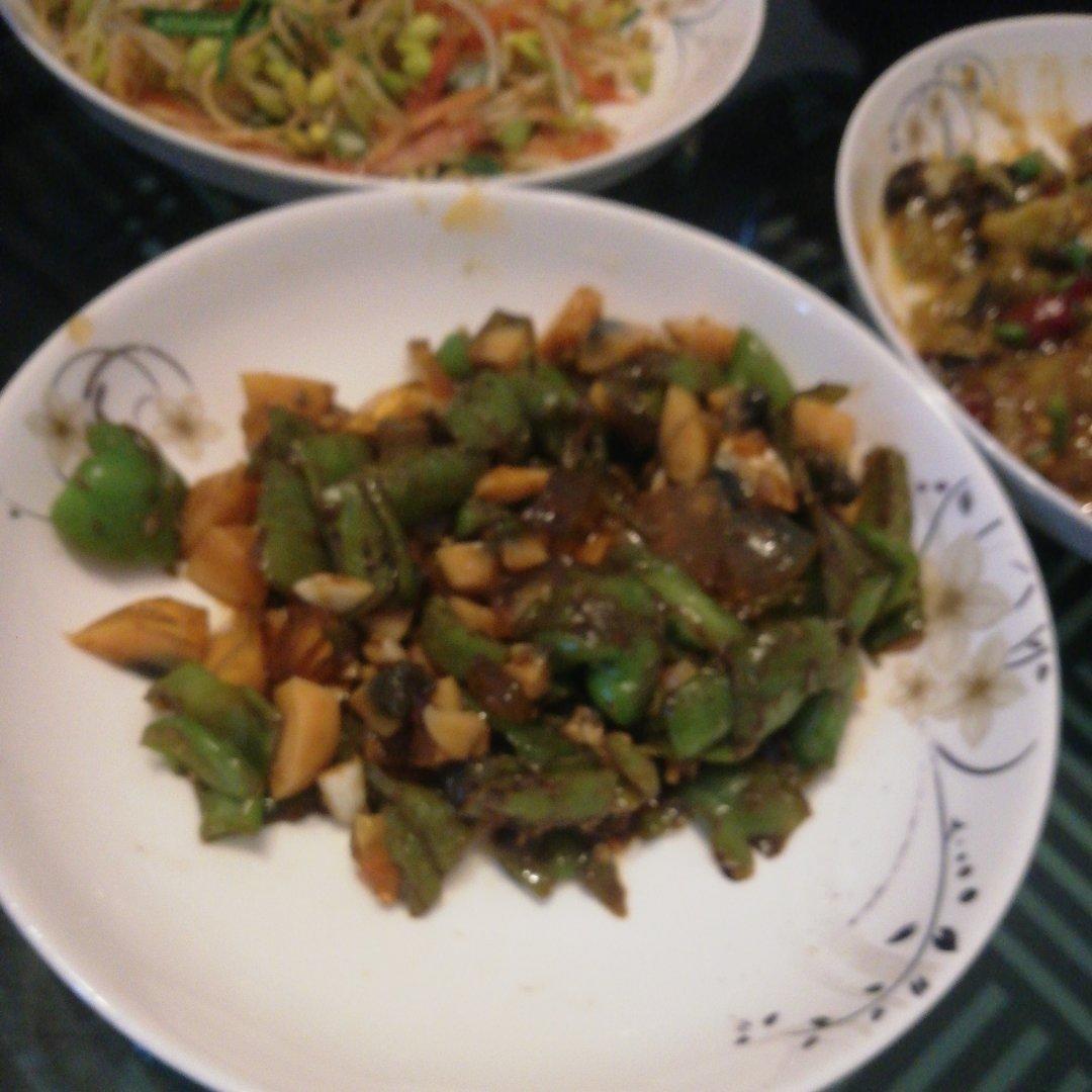 下饭神菜之凉菜篇《擂烧辣椒皮蛋》-不用锅就能做的超简单美味