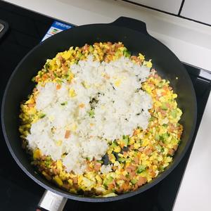 🍛消耗米饭的好办法～蛋炒饭的做法 步骤4