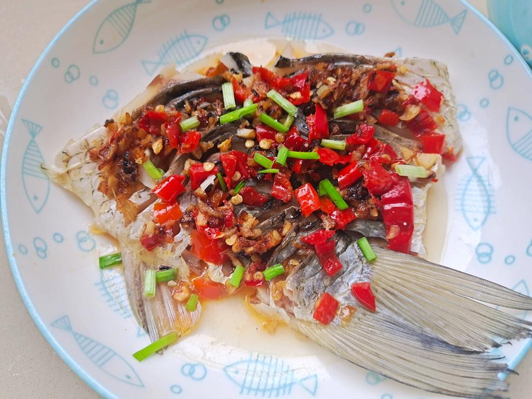 厨师长教你：“剁椒蒸鲤鱼”的做法，剁椒辣味醇厚，鱼肉鲜香细嫩