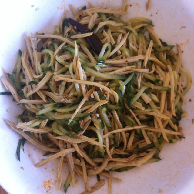 凉拌胡萝卜黄瓜丝