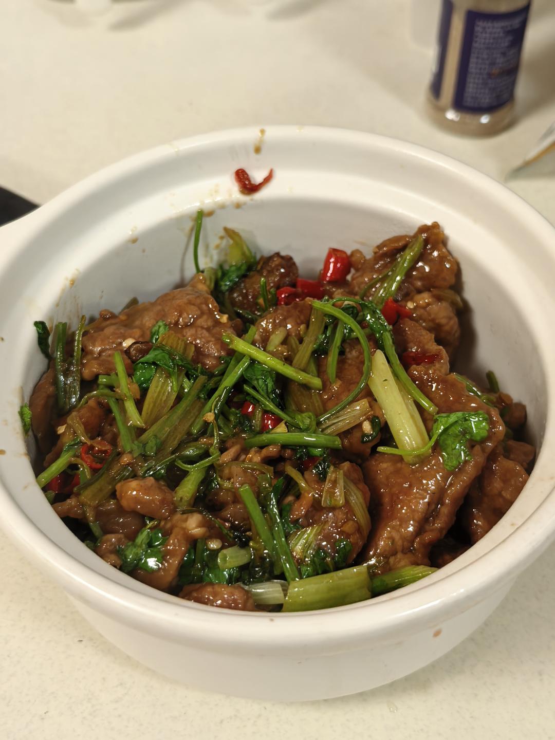 香菜炒牛肉，香辣下饭，爱吃香菜的朋友看过来，拌饭绝了