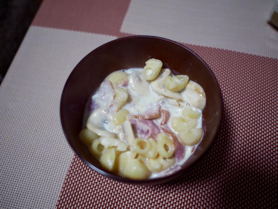 白汁蘑菇培根意粉