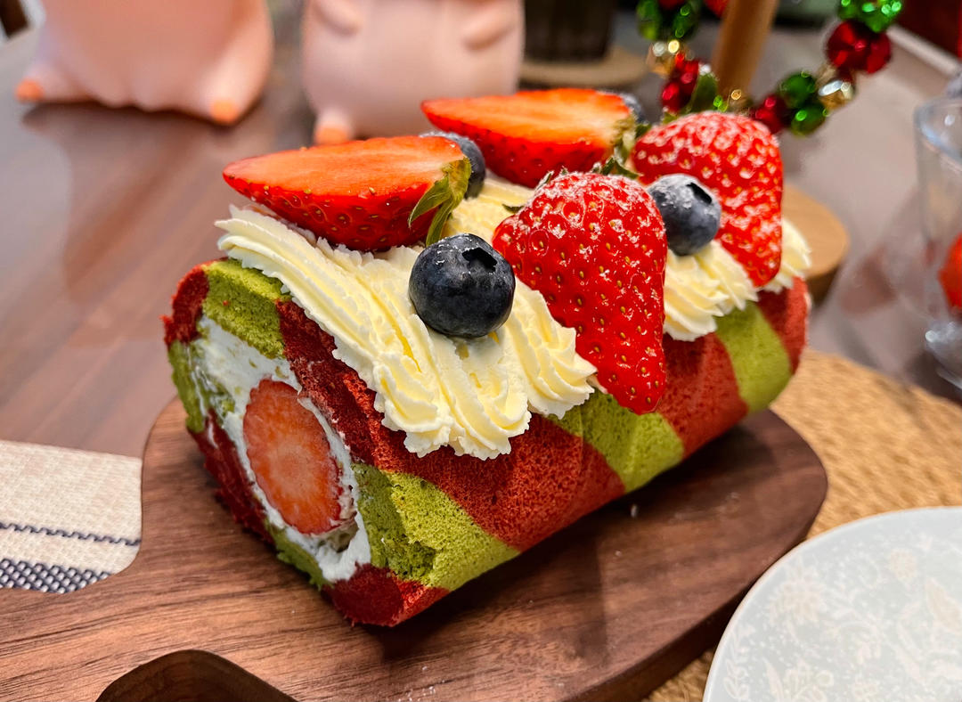 抹茶和红丝绒的圣诞蛋糕卷