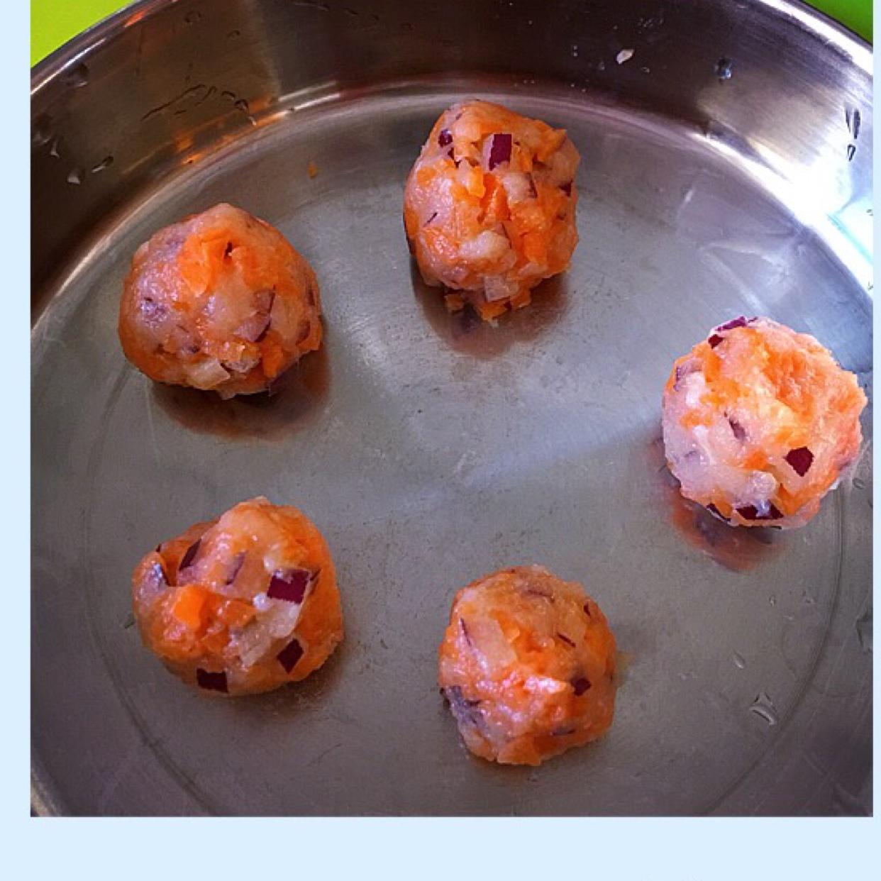宝宝辅食：鸡肉洋葱胡萝卜丸子的做法