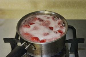 草莓糖浆的做法 步骤1